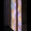 Auf den hellen Steinen erzeugen die bunten Fenster Farbspiele